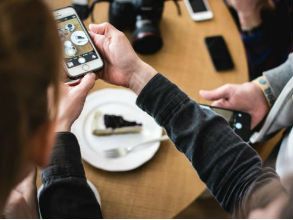 「相機先吃」的時代　餐飲業如何應對？