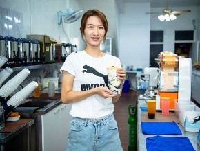 勞動部創業資源當後盾　女青年搖出中部首家24小時飲品店